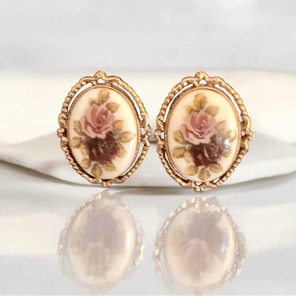 EUC! VINTAGE 1928 FLORAL CAMEO  EARRINGS